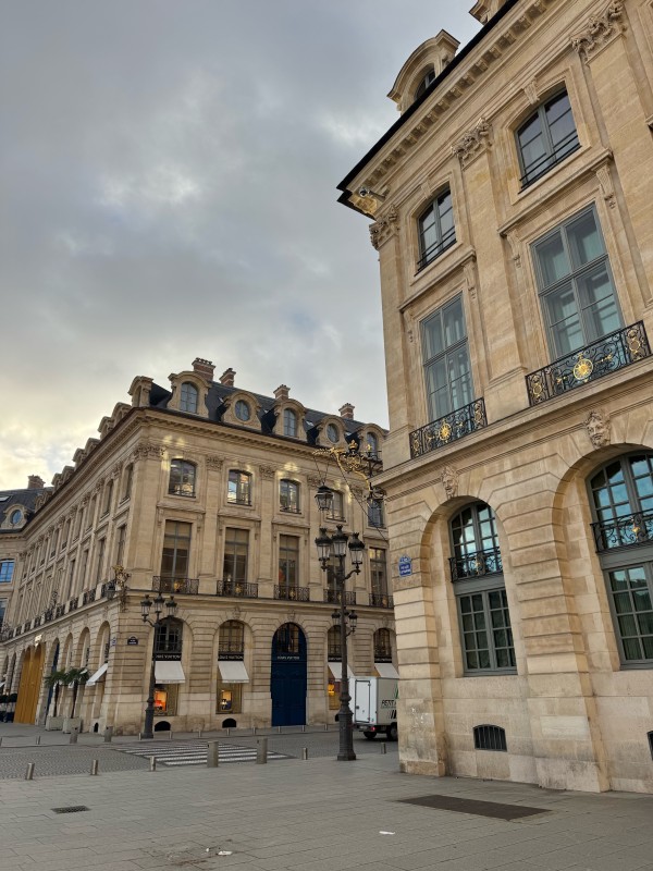 Axe Assèchement Mur avec cloques à Paris : diagnostic et solution définitive

Mur humide en appartement à Paris : un problème fréquent



