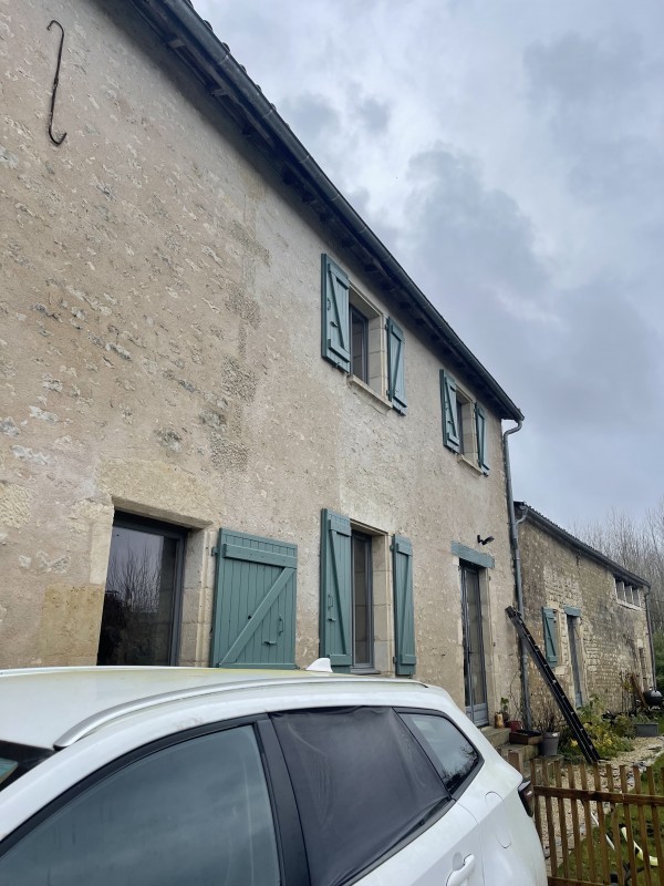 Comment traiter l'humidité sur un mur intérieur salpêtre à Neuville sur Saone ?