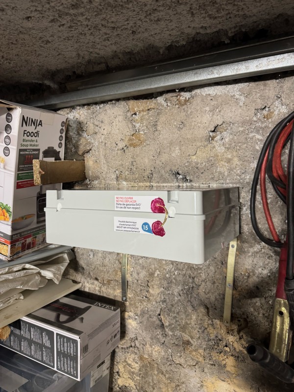 Installation EVO : Assèchement électronique des murs et sols à Paris Découvrez l’installation EVO pour l’assèchement électronique des murs et sols à Paris