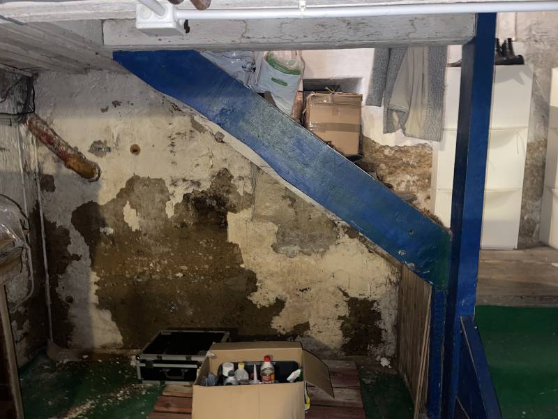 eau liquide qui s'infiltre dans le mur du sous sol
