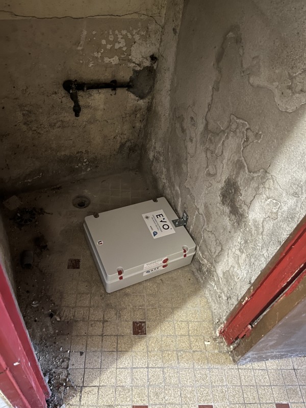 Traitement de l’humidité des murs à Melun en Île-de-France : installation d’un appareil EVO dans une maison touchée par les remontées capillaires