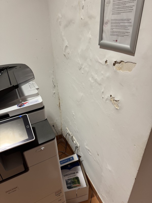 Axe Assèchement spécialiste du traitement des remontées capillaires, cloques, humidité et du salpêtre à Paris 